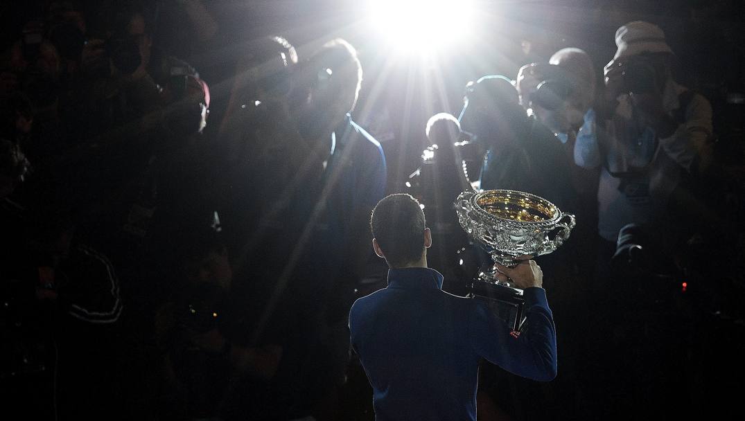 Il trionfo di Novak Djokovic, immortalato dai fotografi, agli Australian Open di Melbourne (Epa)
